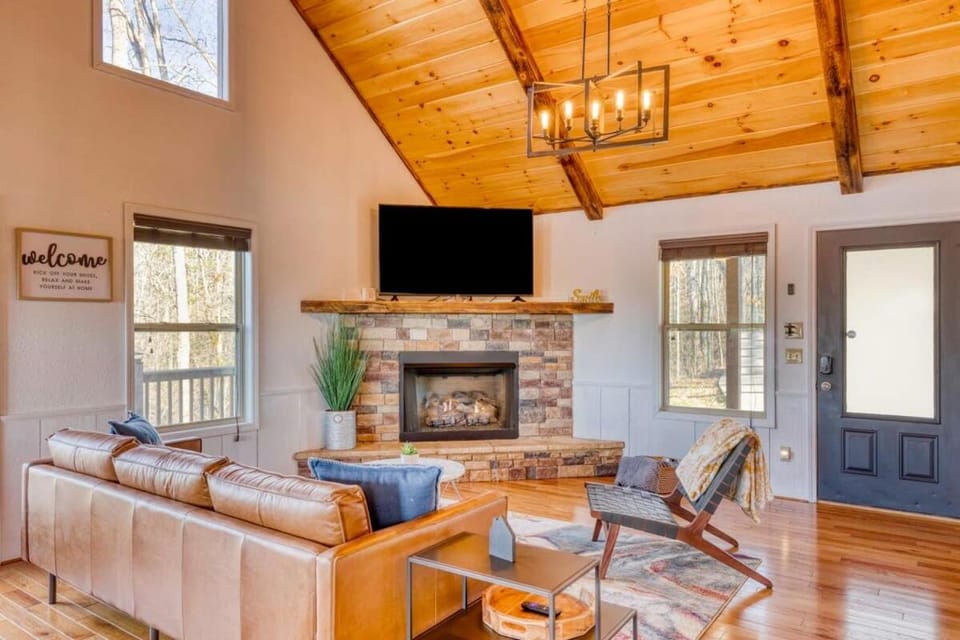 7 Min to DT Blue Ridge~Hot Tub~Fire Pit~Sleeps 12 House in Blue Ridge