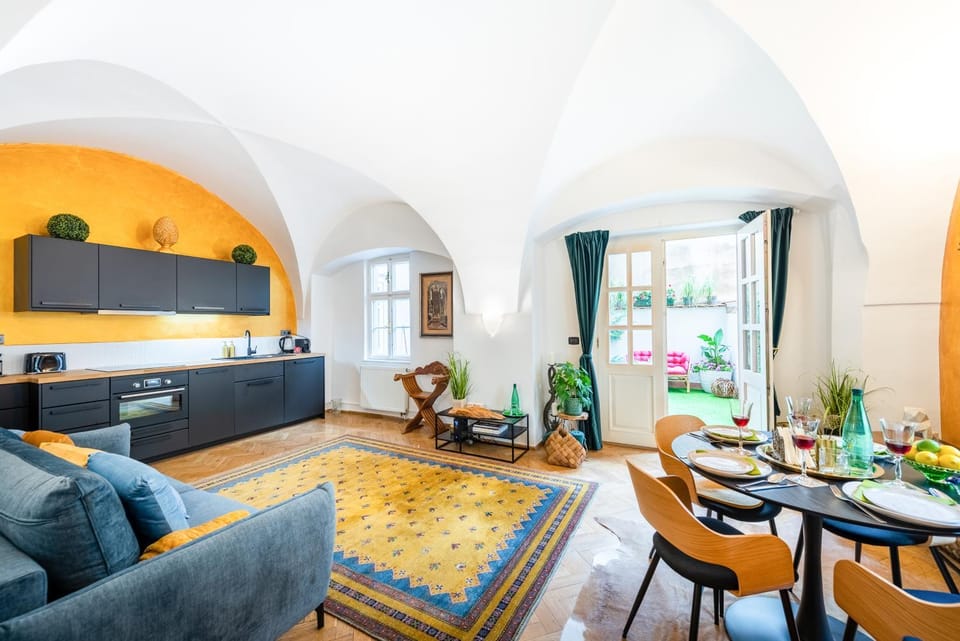 Kitchen or kitchenette, Seating area