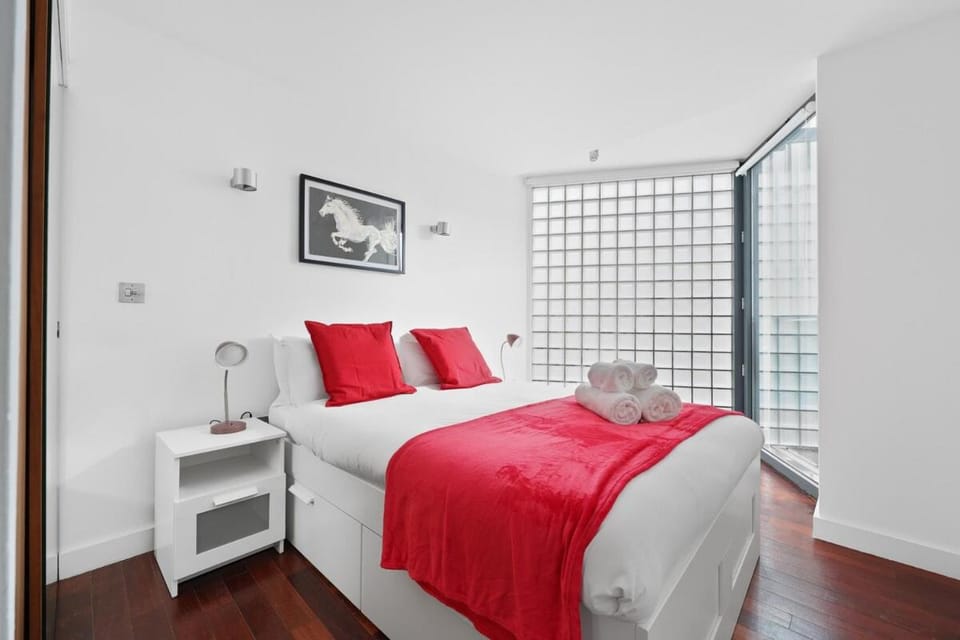 2 Bedroom Apartment Short Term Rental & Flexible Renting Shoreditch with Free WiFi & Balcony Apartment in London Borough of Hackney