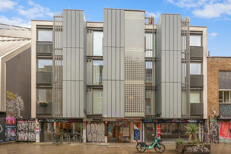 2 Bedroom Apartment Short Term Rental & Flexible Renting Shoreditch with Free WiFi & Balcony Apartment in London Borough of Hackney