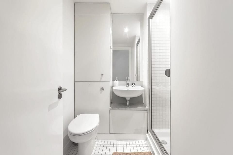 2 Bedroom Apartment Short Term Rental & Flexible Renting Shoreditch with Free WiFi & Balcony Apartment in London Borough of Hackney