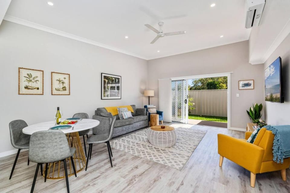 Communal lounge/ TV room, TV and multimedia, Living room, Dining area