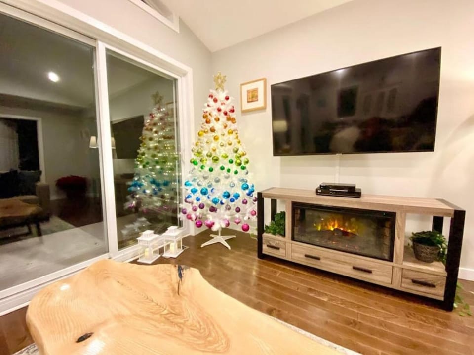 The Riverside Retreat, Tree-Lined Cottage Country House in Leeds Thousand Islands