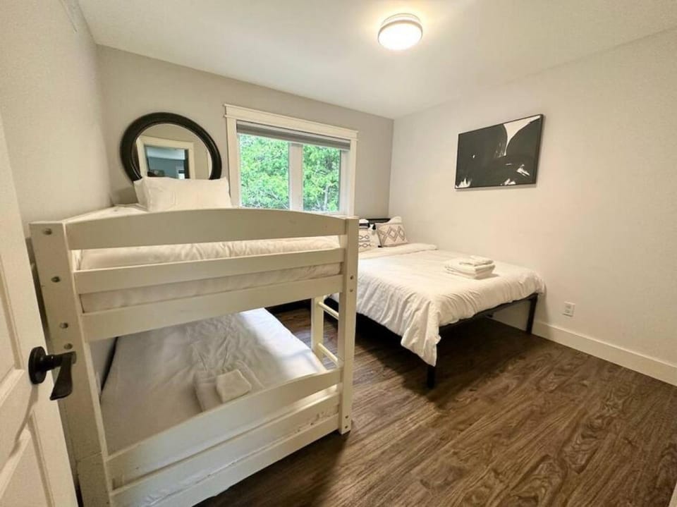Skipping Rock Loft, Get A Wave From It All Country House in Meaford
