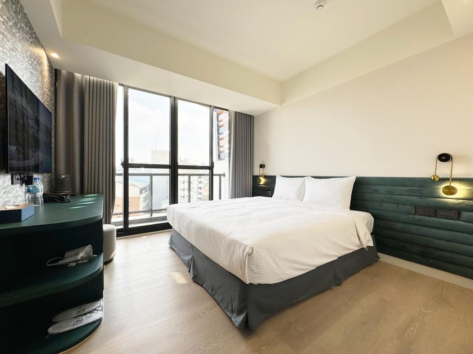 Bed, TV and multimedia, Photo of the whole room, Bedroom