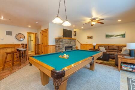 Views on 2 Decks~Pool Table~Hot Tub~Near Asheville House in North Carolina