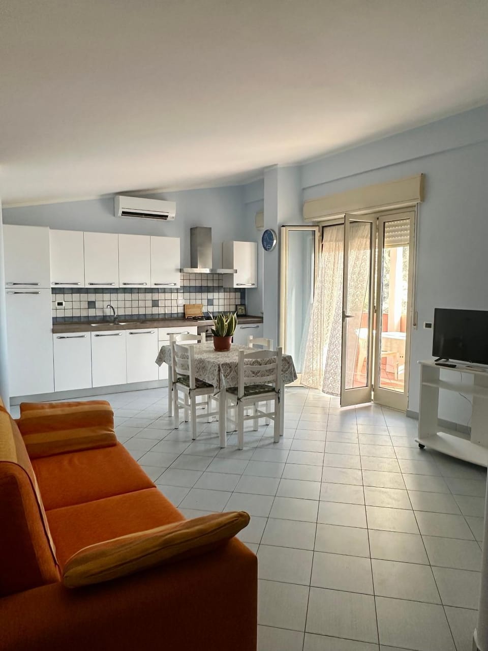 TV and multimedia, Kitchen or kitchenette, Living room, Dining area, stove