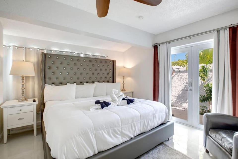 Wilton on the water courtyard and Heated Pool House in Wilton Manors