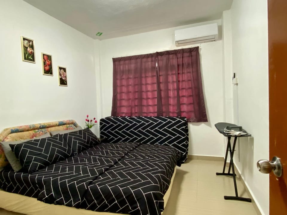 Izdisa Muslim Homestay For Muslim with Groundfloor Poolview Wifi Netflix Apartment in Port Dickson
