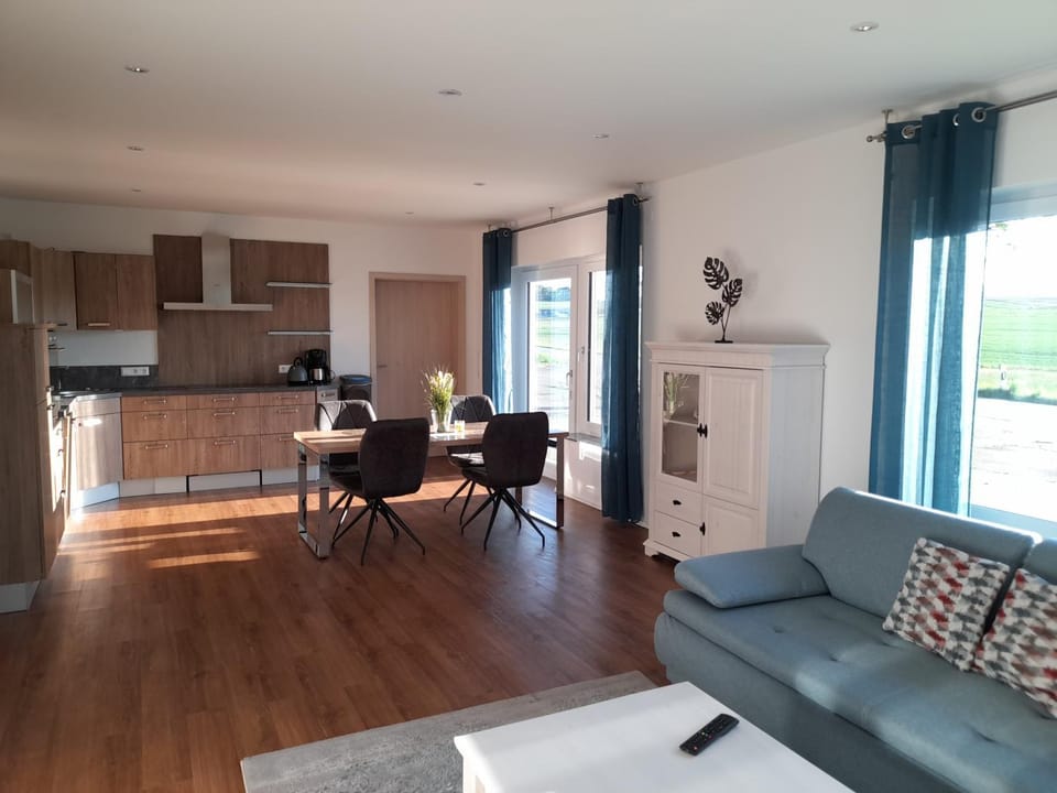 Kitchen or kitchenette, Seating area, Dining area, dishwasher, minibar, stove