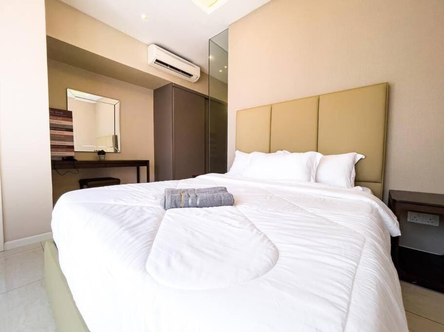 Bed, Photo of the whole room, Bedroom, wardrobe, air conditioner