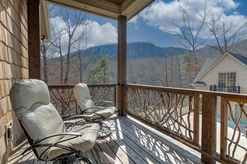 Game Room ~ Fire Pit ~ Resort Access ~ Huge Home House in Lake Lure