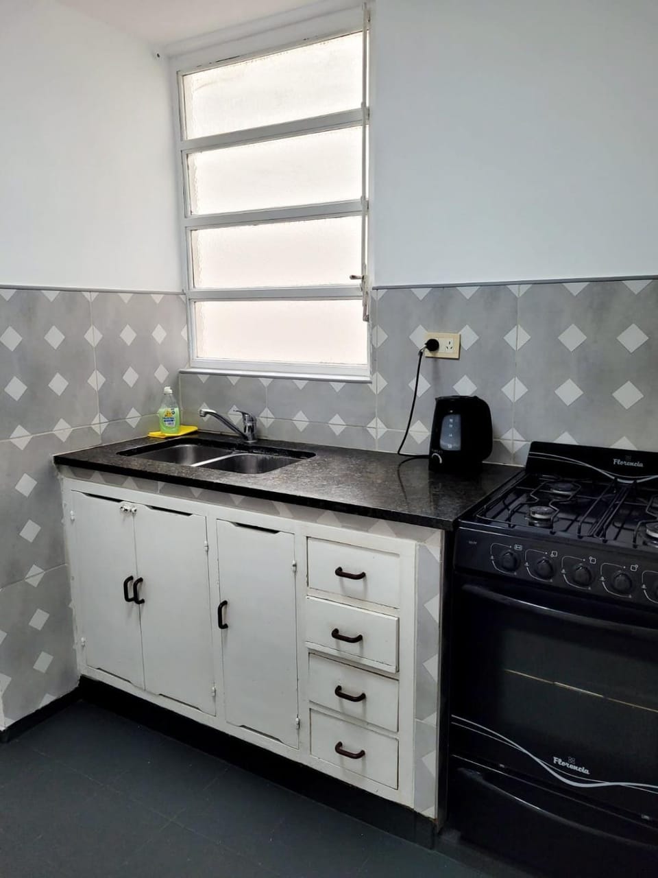 Kitchen or kitchenette, minibar