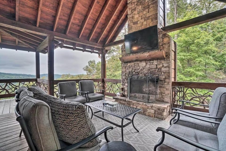 Long-Range Views Game Room Fire Pit Pets House in Blue Ridge Lake