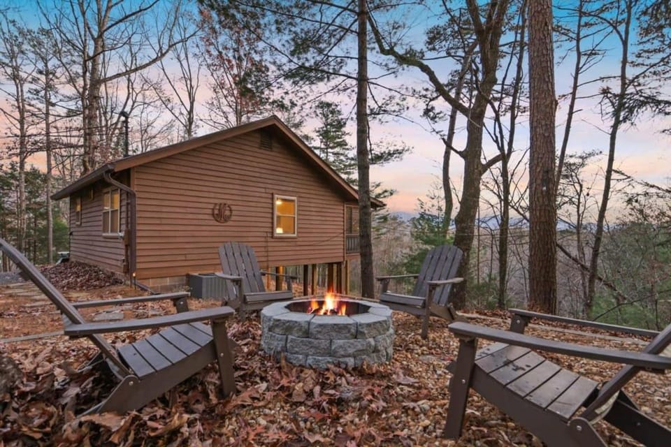 Mountain Views Hot Tub FirePit Close to town House in Georgia