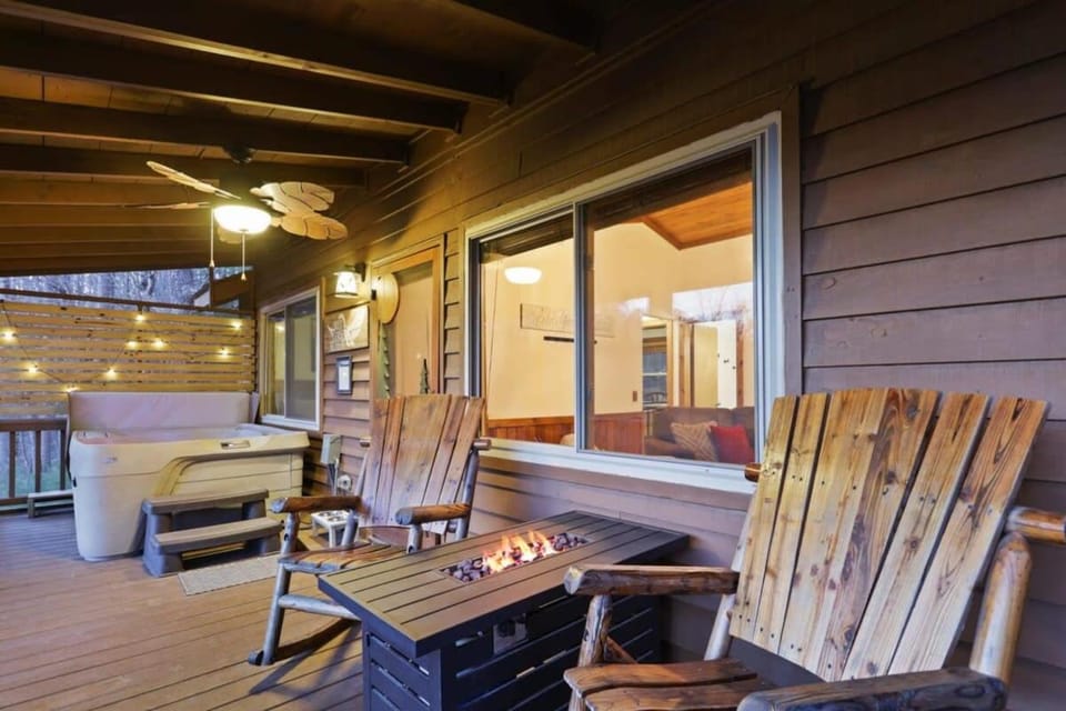 Mountain Views Hot Tub FirePit Close to town House in Georgia