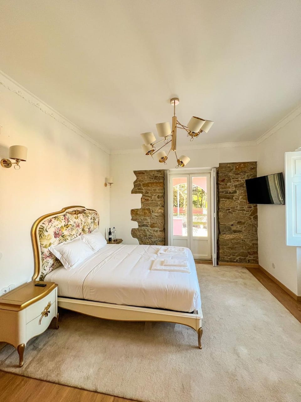 Bed, TV and multimedia, Bedroom