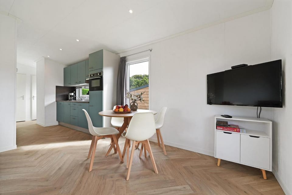 Kitchen or kitchenette, Seating area, Dining area