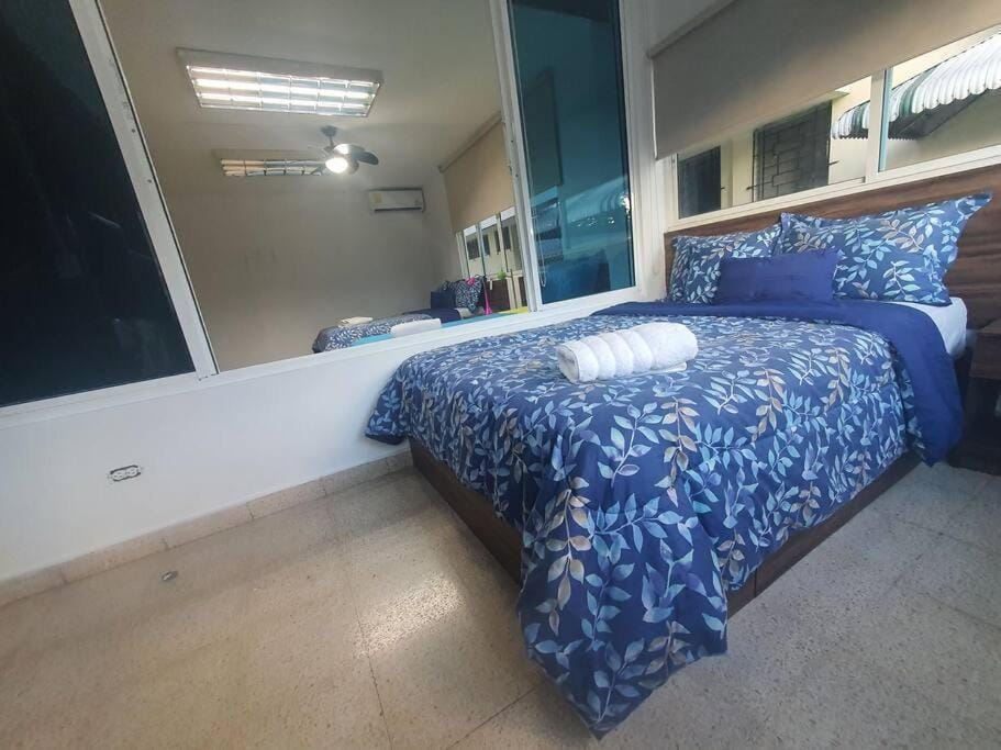 R-8 Amplio apartamento en zona turística. Apartment in Panama City, Panama