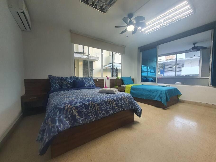 R-8 Amplio apartamento en zona turística. Apartment in Panama City, Panama