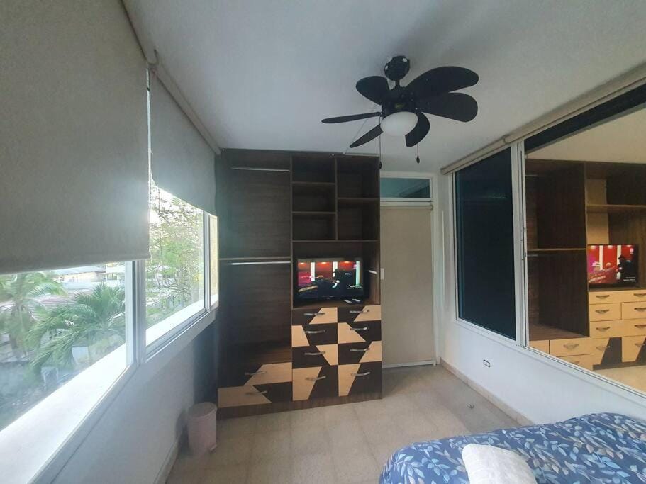 R-8 Amplio apartamento en zona turística. Apartment in Panama City, Panama