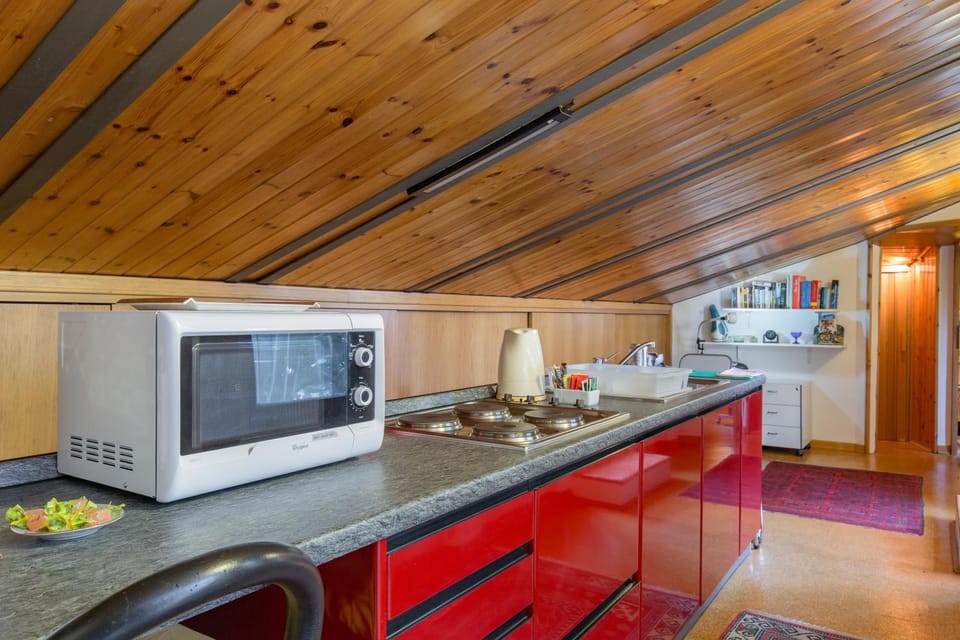 Coffee/tea facilities, Kitchen or kitchenette, Living room