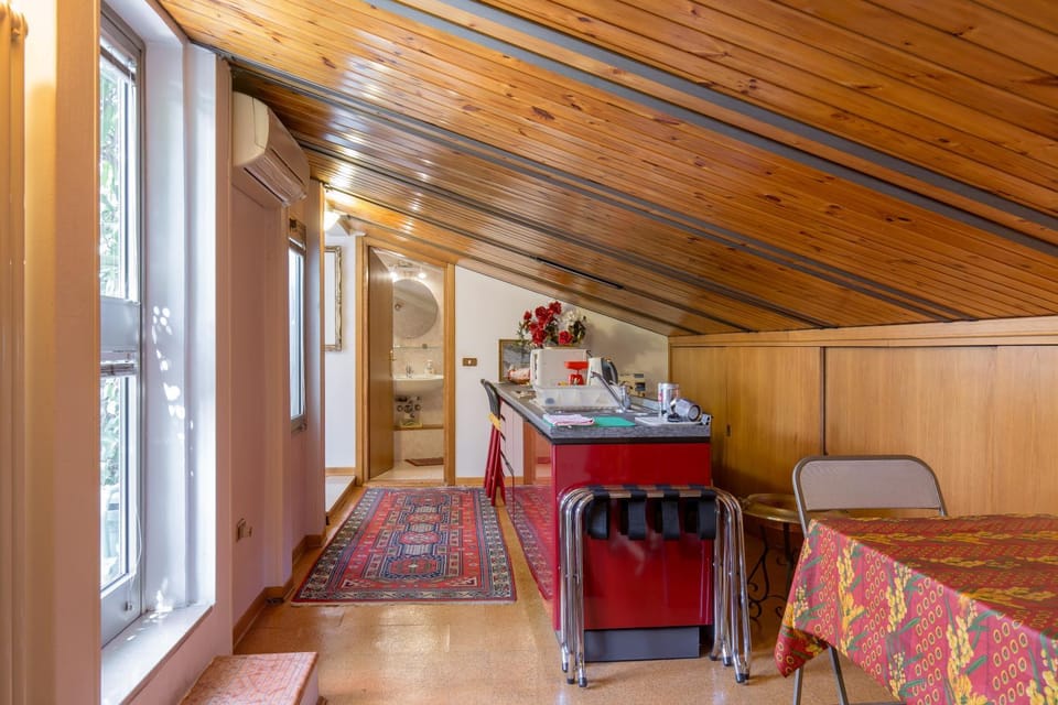 Coffee/tea facilities, Kitchen or kitchenette, Living room, Seating area, Dining area