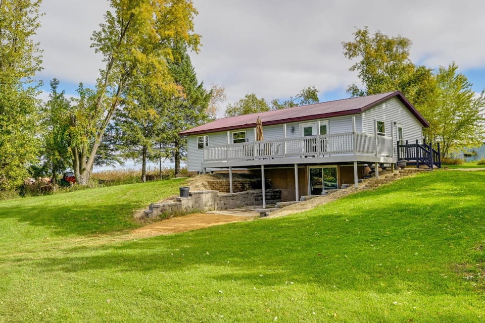 Charming Rockland Retreat w/ Deck & Grill! House in Wisconsin