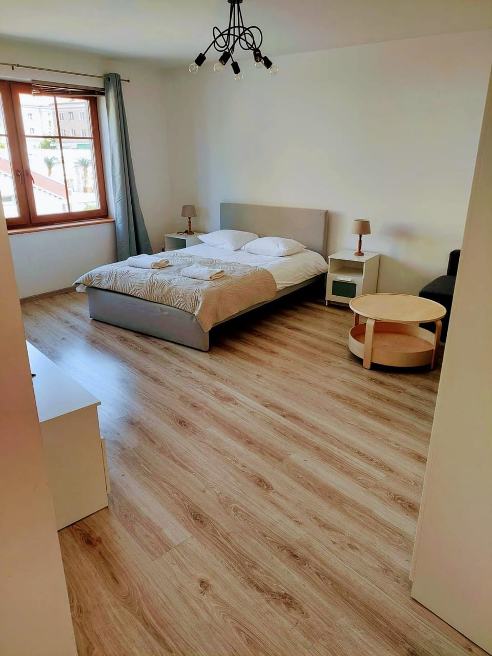 Bed, Living room, Photo of the whole room, Seating area, Bedroom