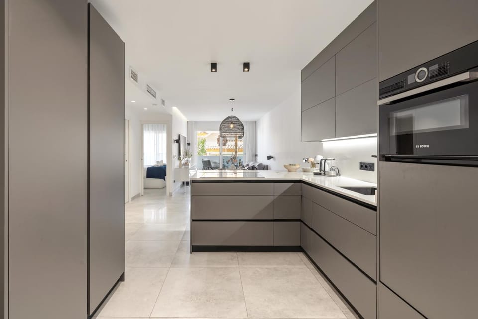 Coffee/tea facilities, dishwasher, oven, stove, kitchen