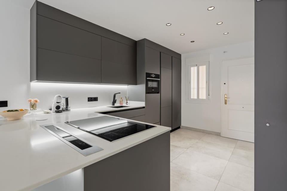 Coffee/tea facilities, dishwasher, oven, stove, kitchen