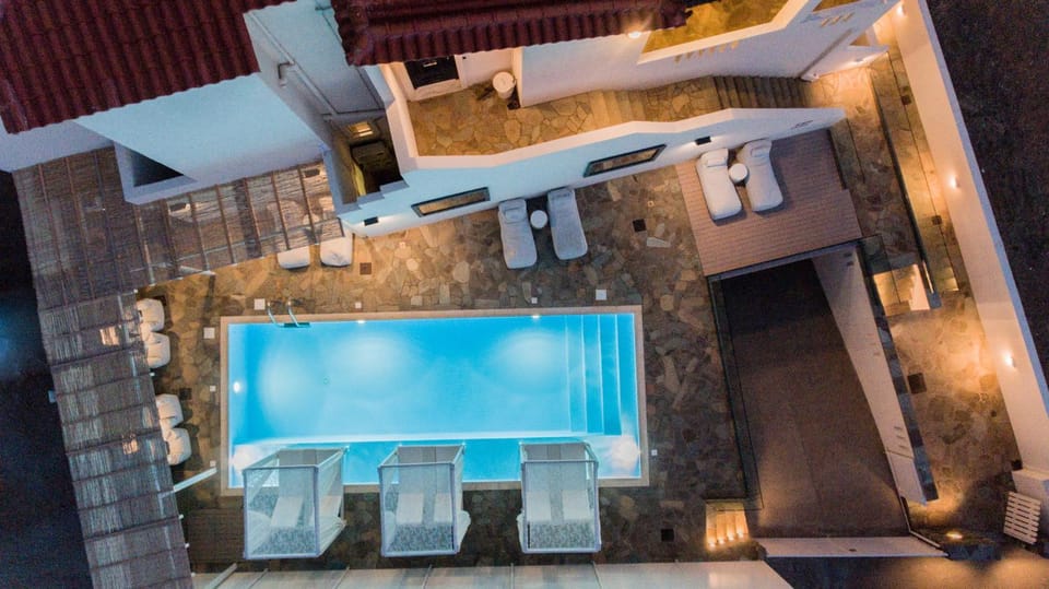 Pool view, Swimming pool, sunbed