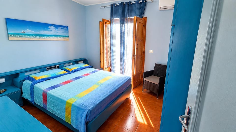 Bed, Bedroom, wardrobe, air conditioner