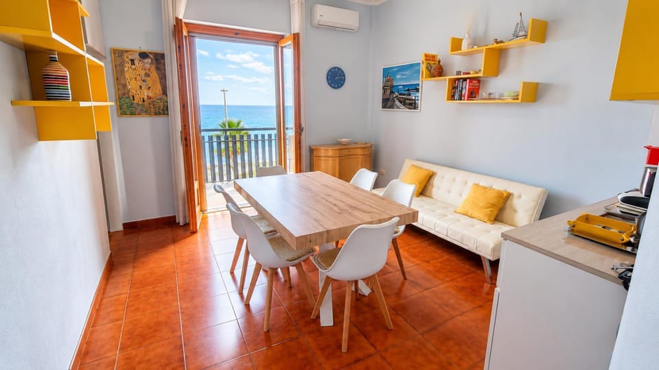Day, Living room, Seating area, Dining area, Breakfast, air conditioner