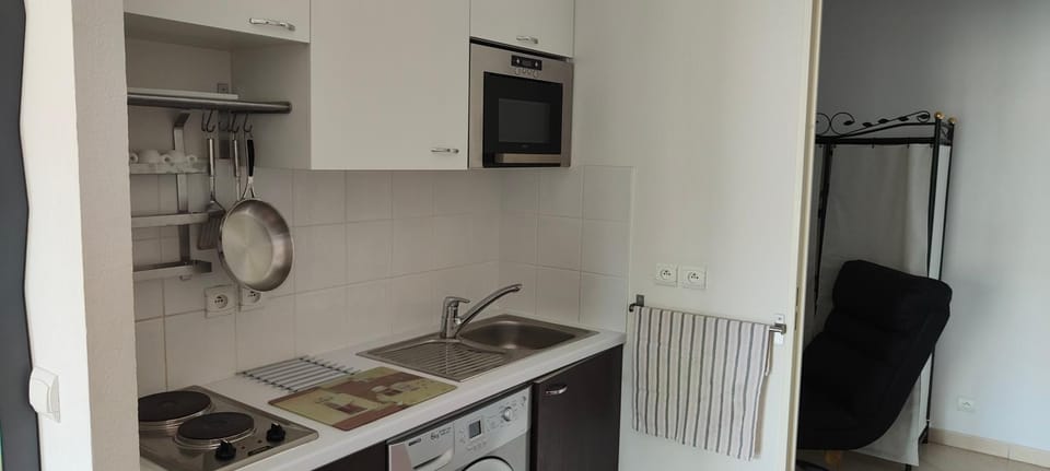 Kitchen or kitchenette, minibar