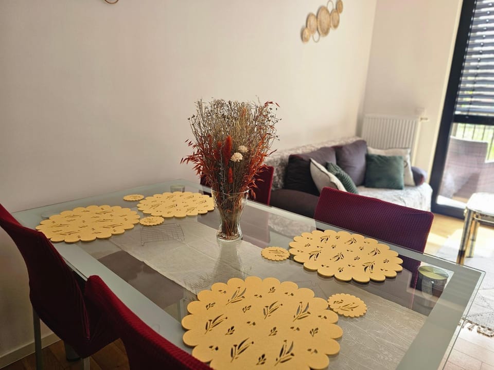 Living room, Food and drinks, Seating area, Dining area