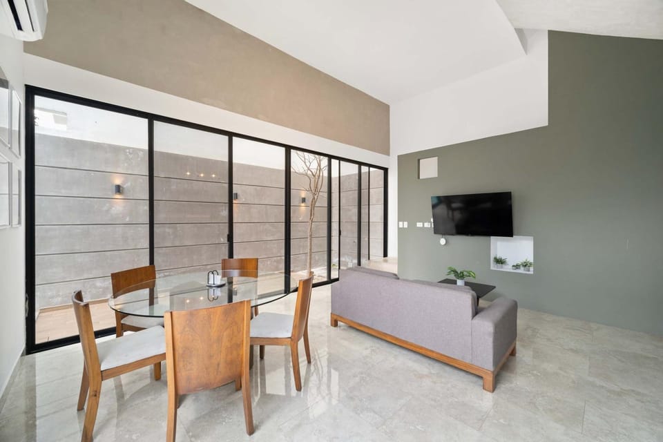 Sunny Mérida Getaway: Spacious 3BR with Pool House in Merida