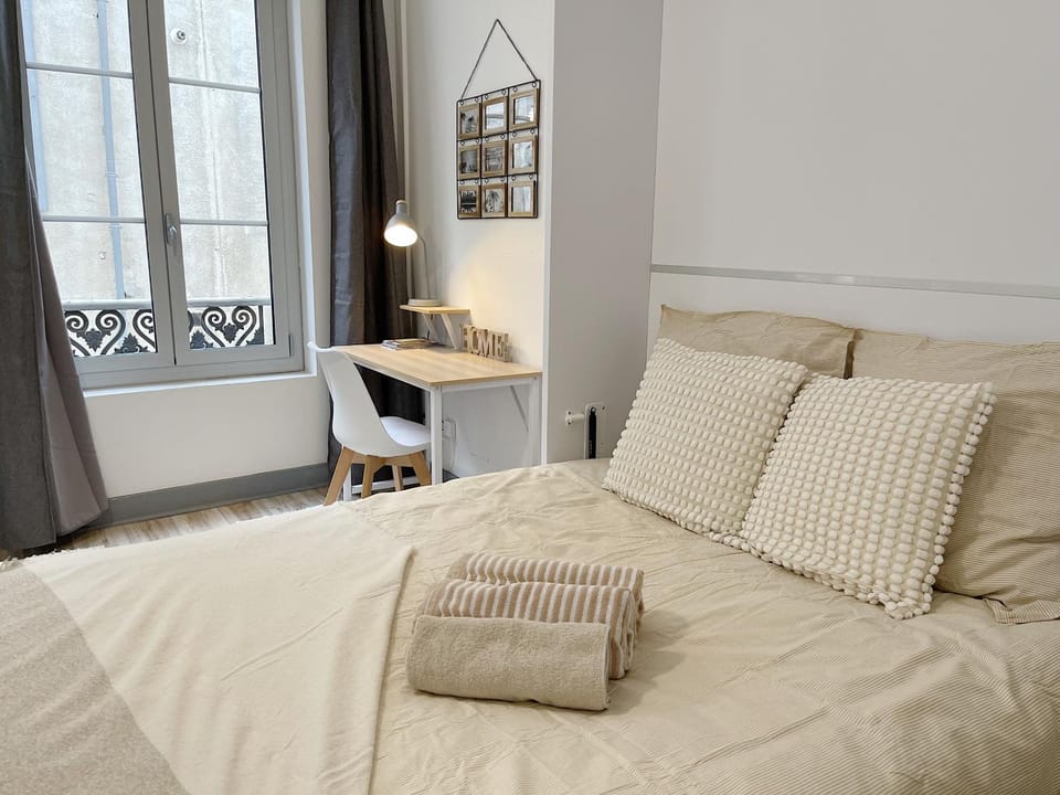 Bed, Living room