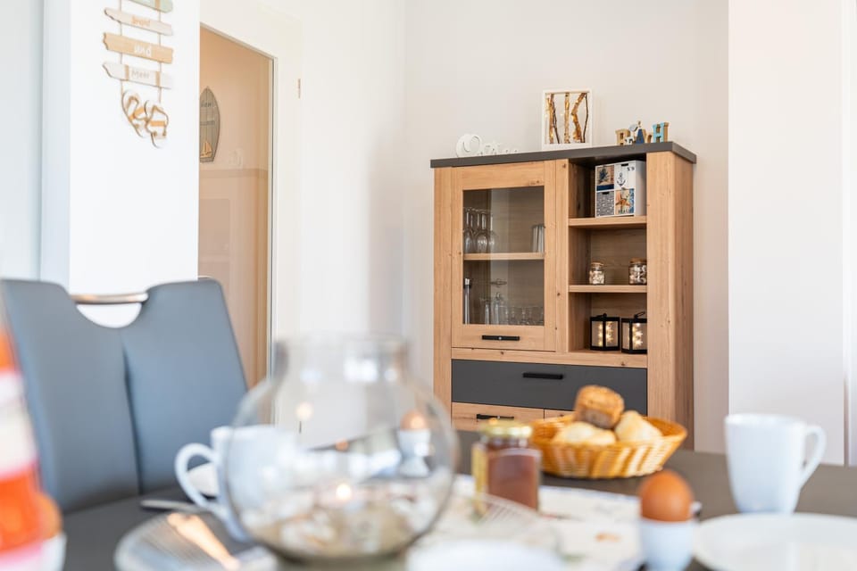 Kitchen or kitchenette, Living room, Food