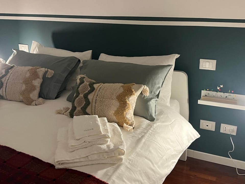 Bed, Photo of the whole room, Bedroom, towels