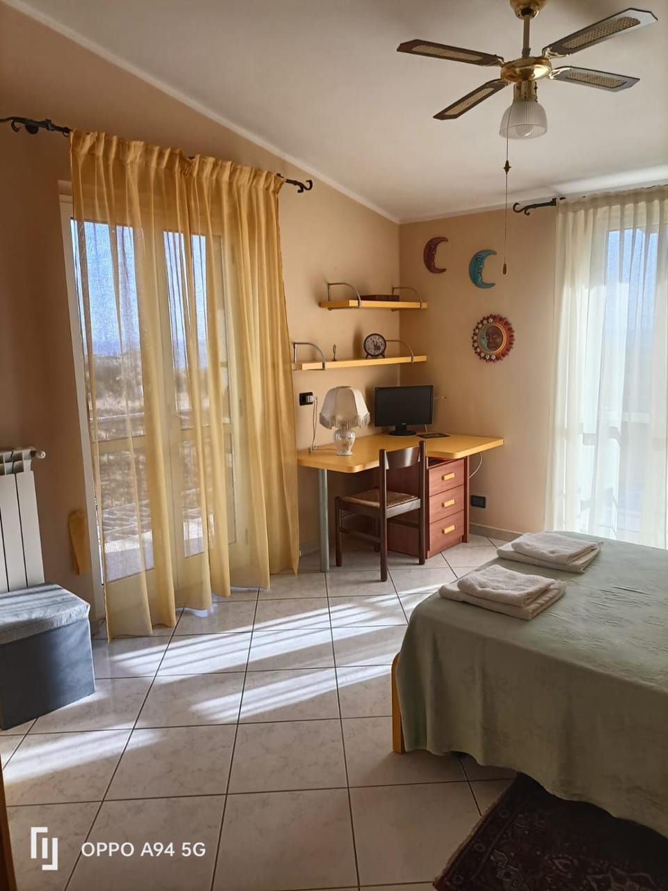 Bed, Photo of the whole room, Bedroom, Sea view, fireplace, towels