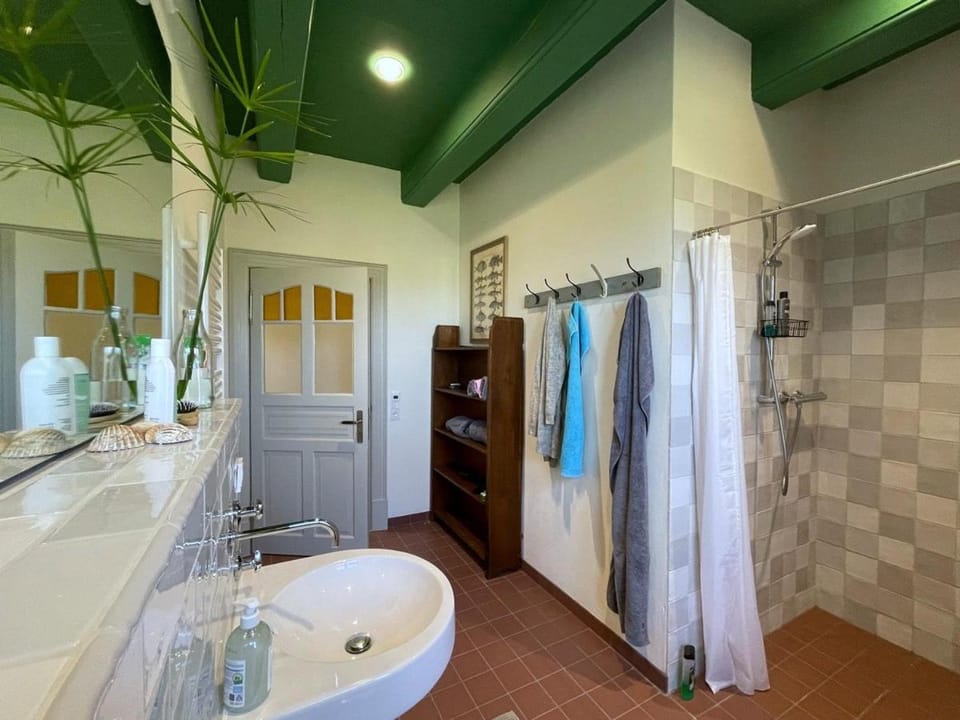 Shower, Bathroom, towels