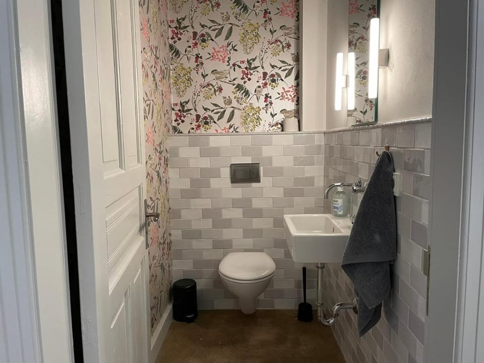 Toilet, towels