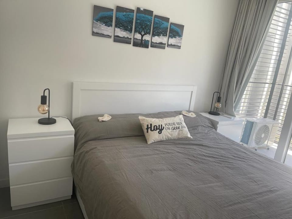 Bed, TV and multimedia, Bedroom