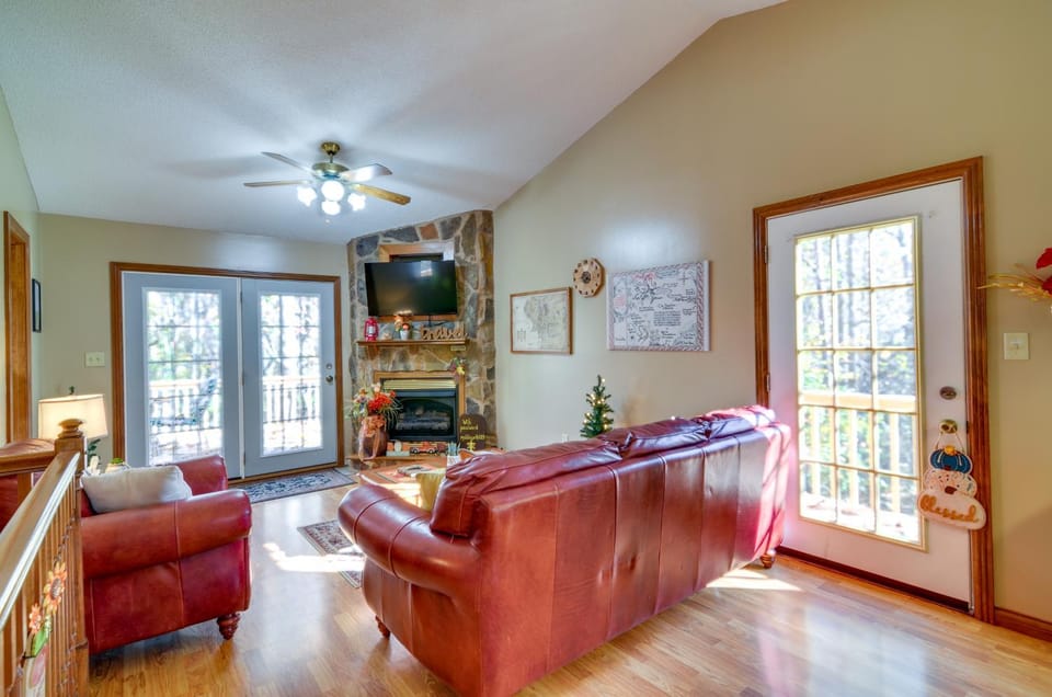 Burnside Resort Cabin w/ Hot Tub & Outdoor Spots! Cabin in Lake Cumberland