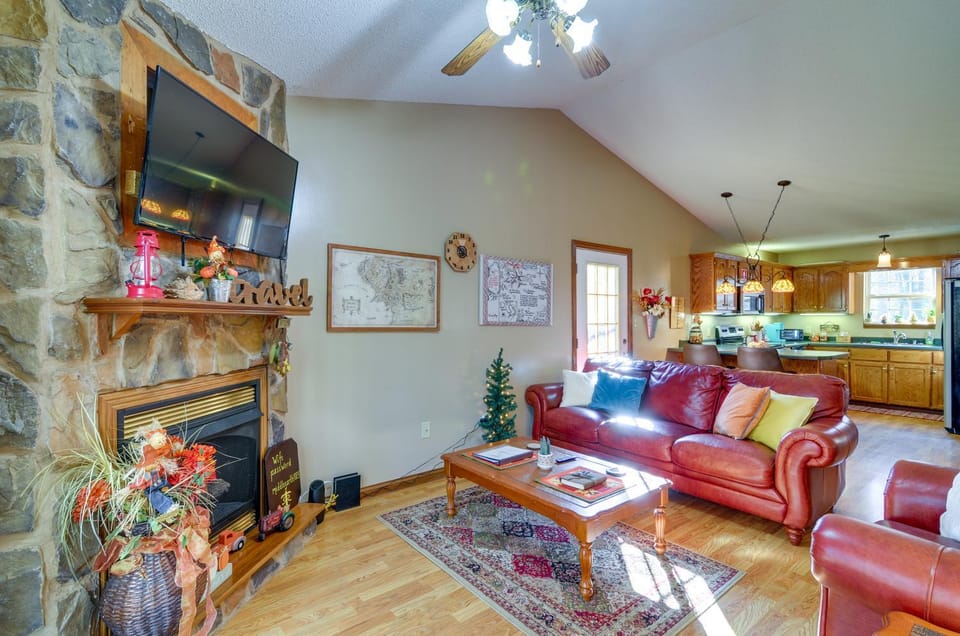 Burnside Resort Cabin w/ Hot Tub & Outdoor Spots! Cabin in Lake Cumberland