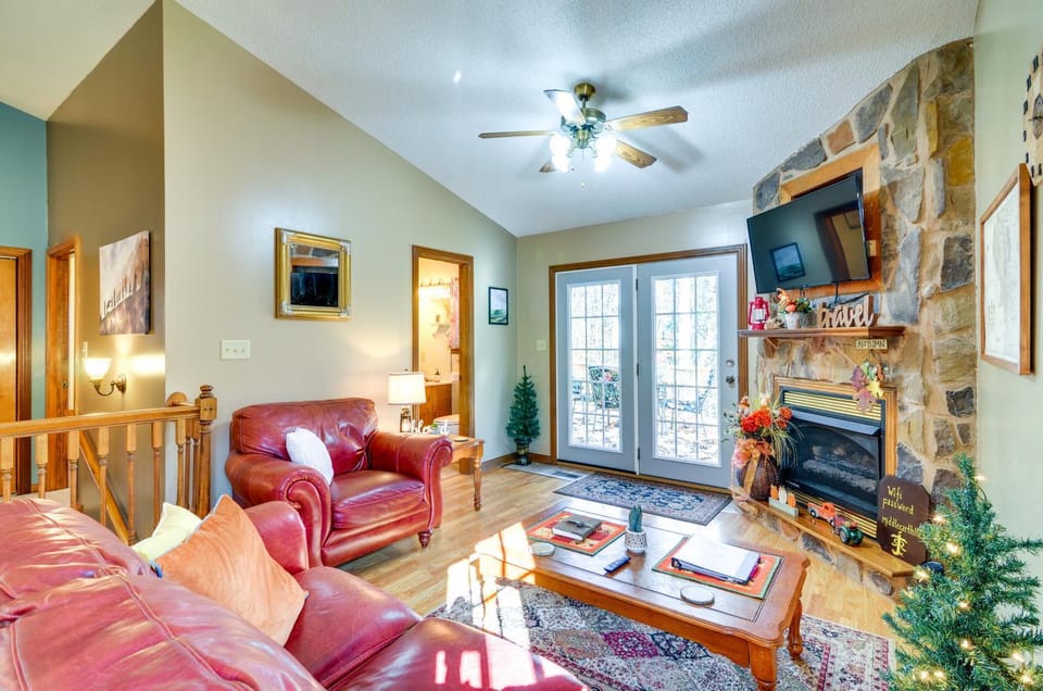 Burnside Resort Cabin w/ Hot Tub & Outdoor Spots! Cabin in Lake Cumberland