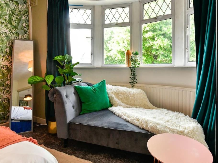 Stylish 3 Bed Home with Parking! House in Cardiff