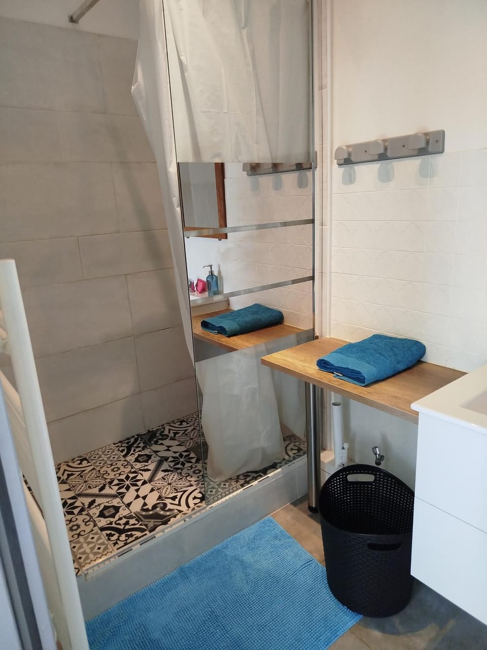 Bathroom, towels