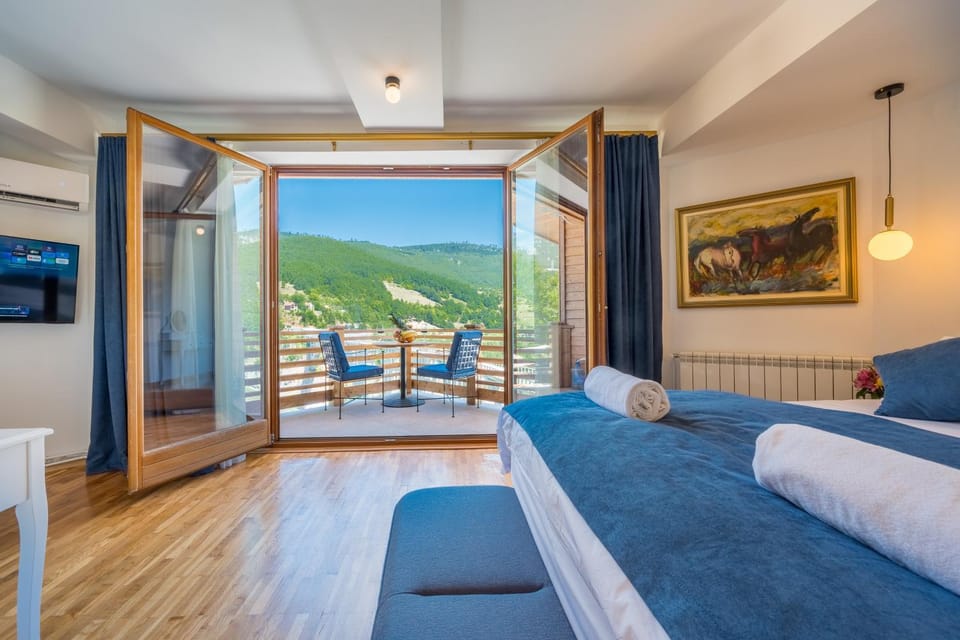 Bed, Natural landscape, Photo of the whole room